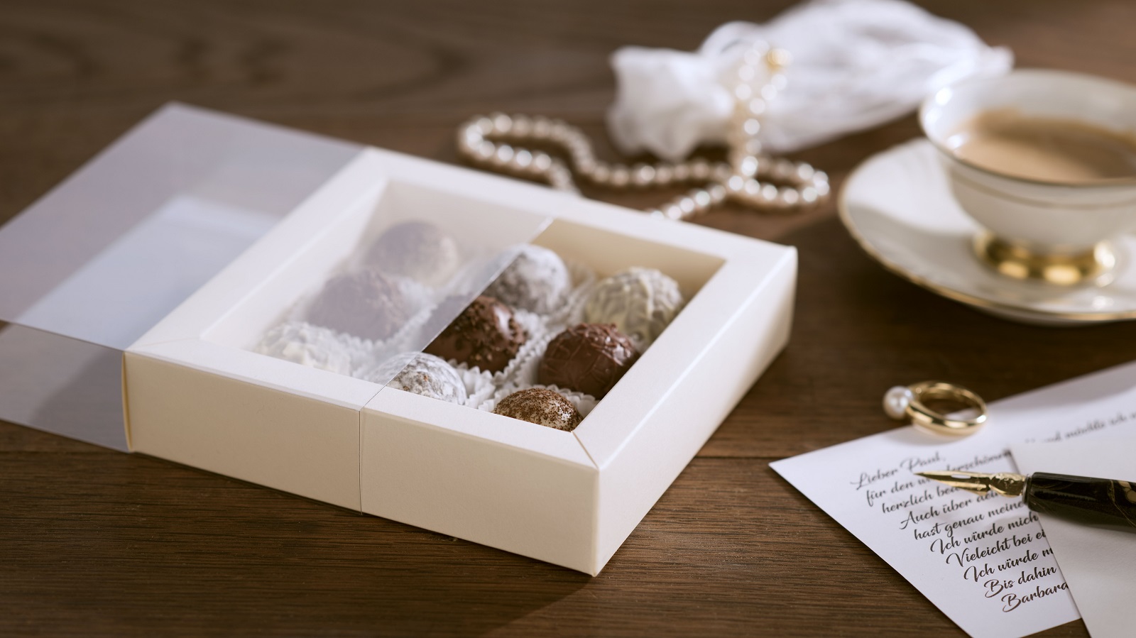 Basic Box gefüllt mit Pralinen, Studioaufnahme