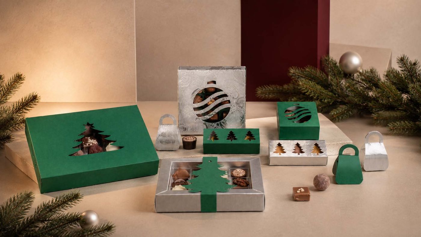 Kollektion Weihnachtskugel – grüne und silberne Boxen mit Tannen- und Kugelmotiven